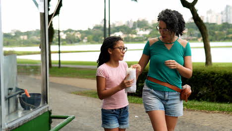 Mujer-Y-Niña-En-El-Parque